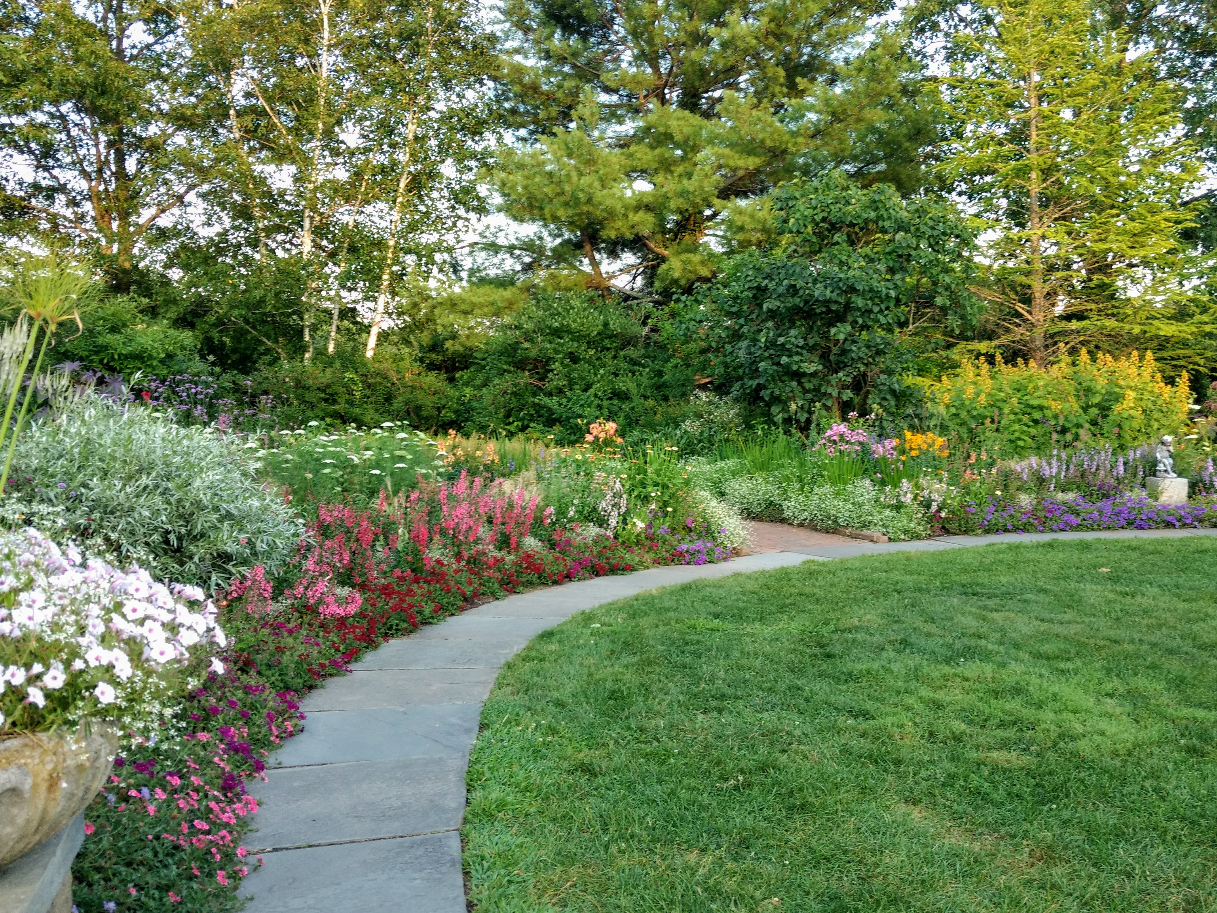Благоустройство участка частного дома в Брянске и Брянской области